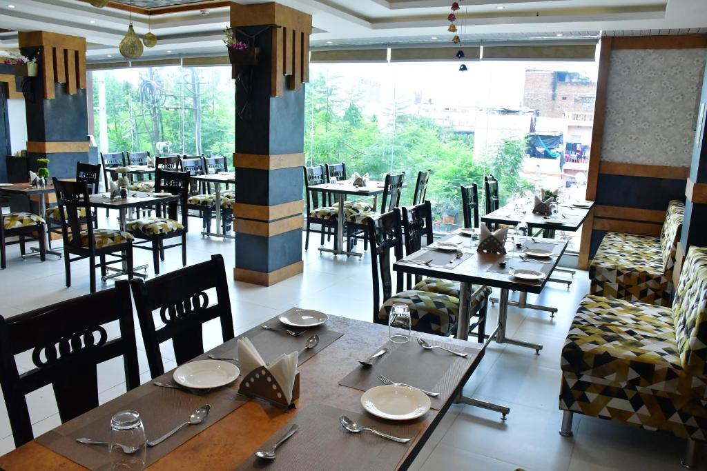 Restaurace v ubytování Hotel Yatharth Inn