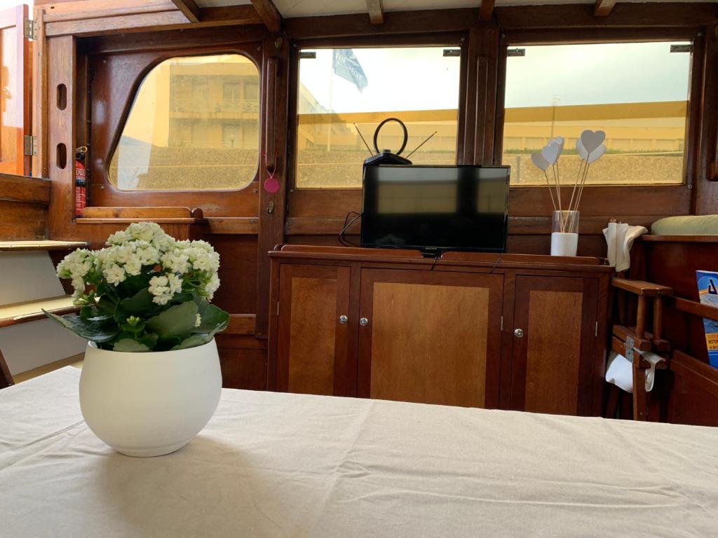 Et tv og/eller underholdning p&aring; Port Deauville Yacht vintage