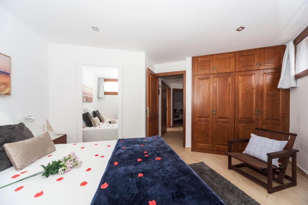 A bed or beds in a room at TEMISA FAMARA BEACH