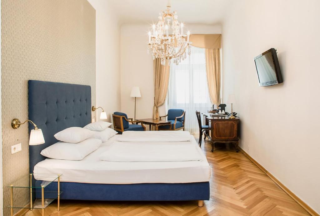 Uma cama ou camas num quarto em Palais-Hotel Erzherzog Johann