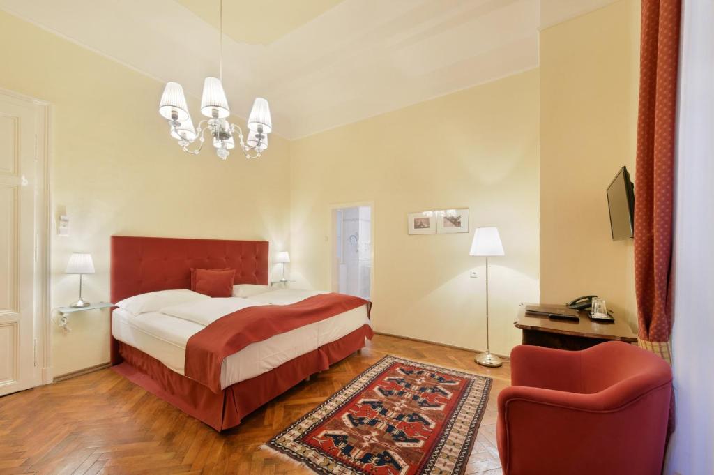 Uma cama ou camas num quarto em Palais-Hotel Erzherzog Johann