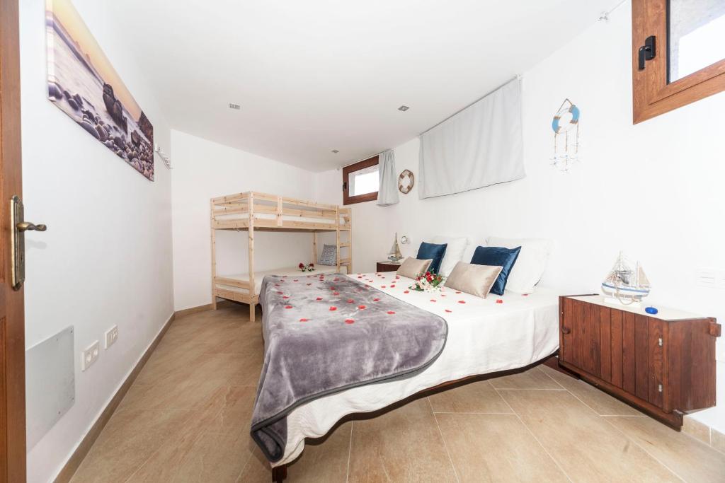 A bed or beds in a room at TEMISA FAMARA BEACH