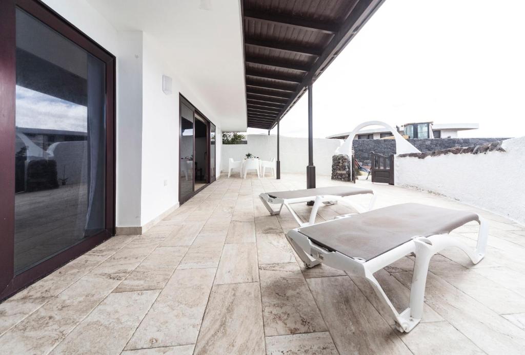 A television and/or entertainment centre at TEMISA FAMARA BEACH