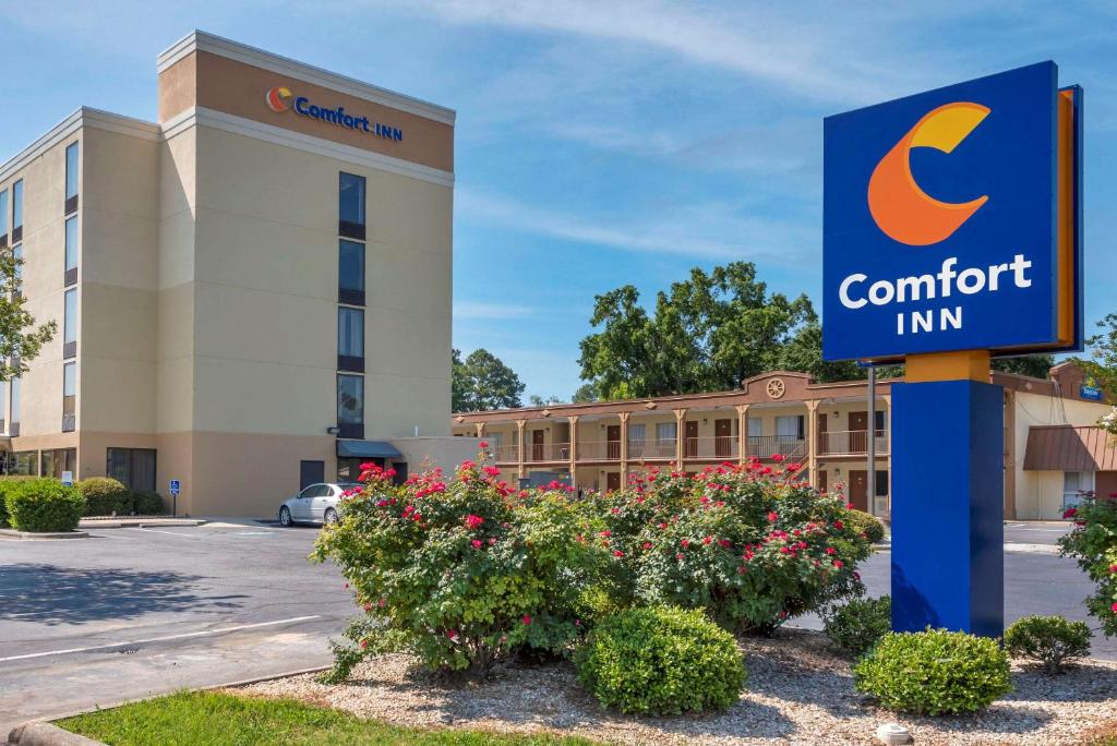 a sign for a comfort inn in front of a building at Comfort Inn Elizabeth City near University in Elizabeth City