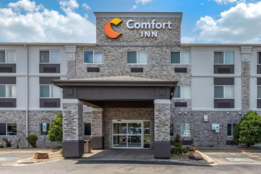 a front view of a hotel with a confident inn sign at Comfort Inn Oklahoma City in Oklahoma City