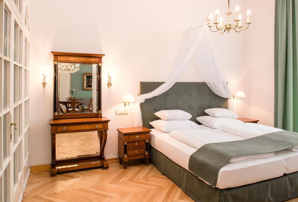Uma cama ou camas num quarto em Palais-Hotel Erzherzog Johann