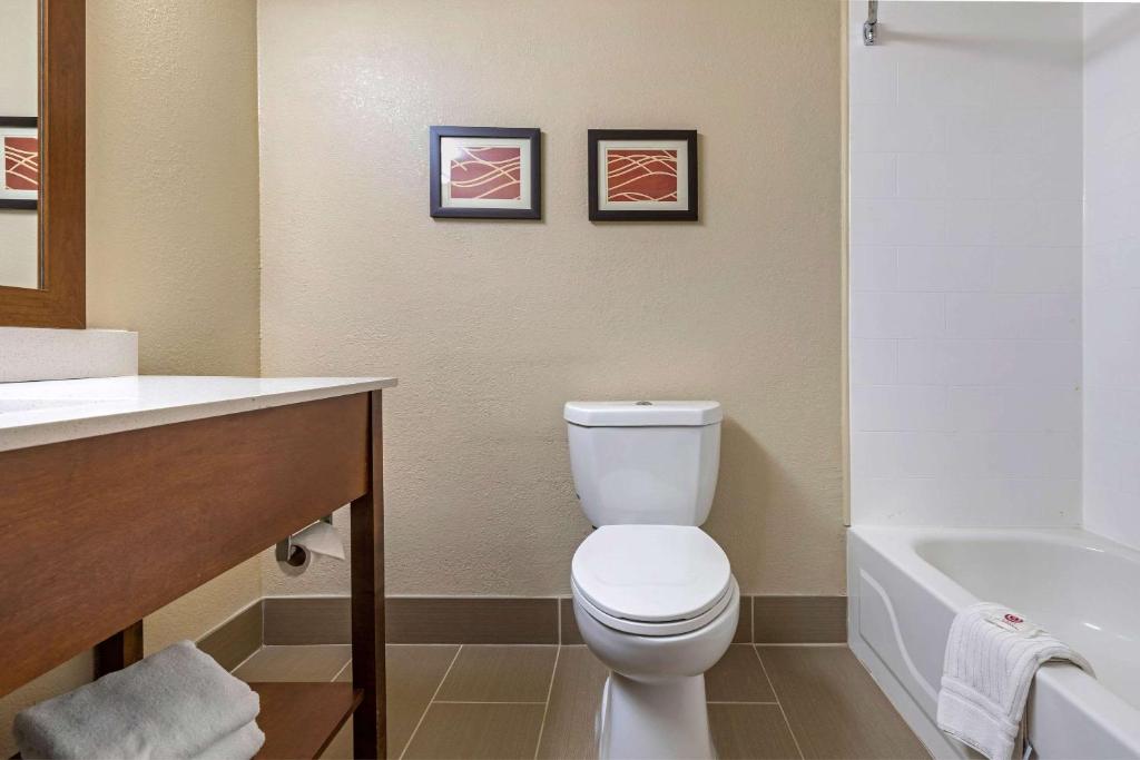Vannituba majutusasutuses Comfort Inn N Myrtle Beach Barefoot Landing