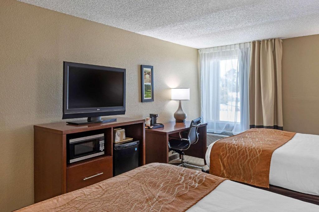 Televiisor ja/või meelelahutuskeskus majutusasutuses Comfort Inn N Myrtle Beach Barefoot Landing