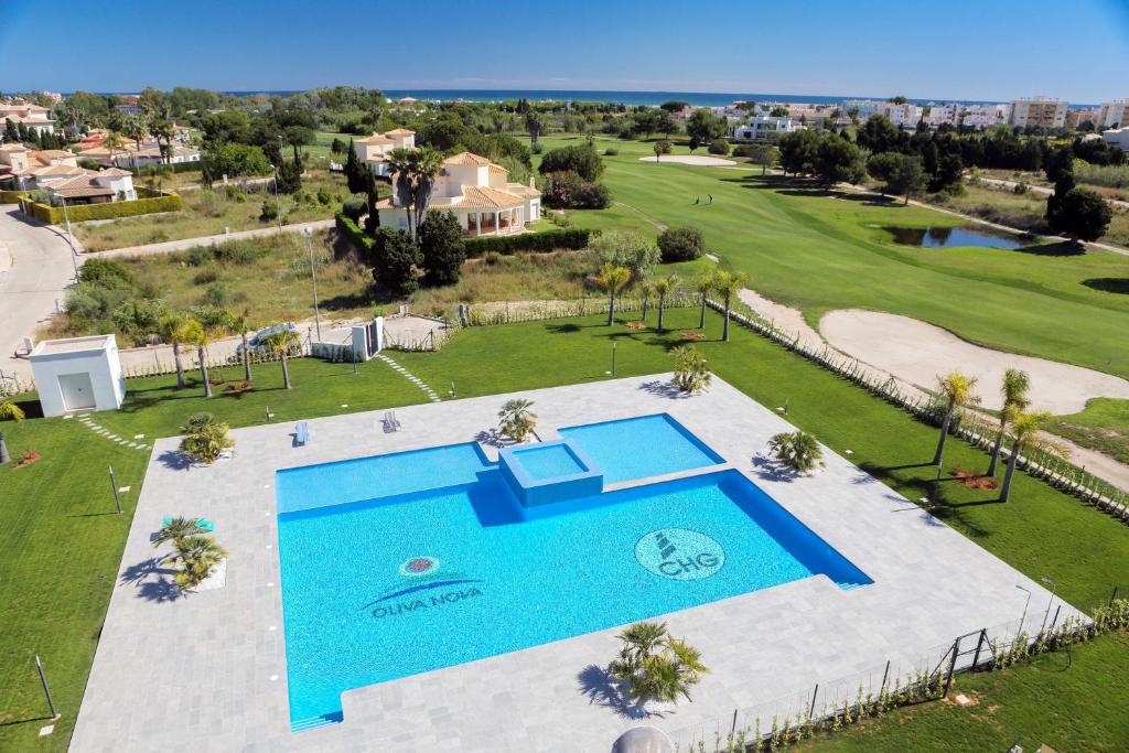 an overhead view of a large swimming pool in a park at Green 12, 1 dormitorio, Oliva Nova, by Bookindenia in Oliva
