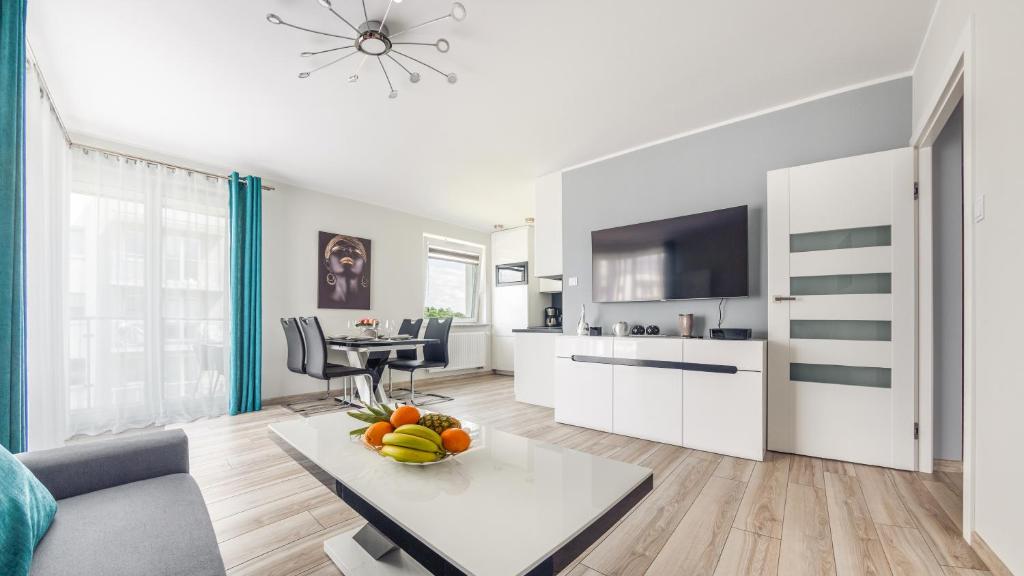 Televízia a/alebo spoločenská miestnosť v ubytovaní Prywatne apartamenty Sun & Snow w Porta Mare