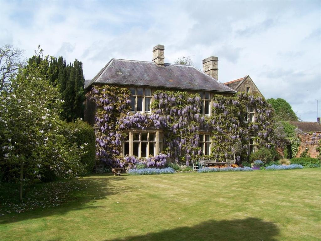 a house with flowers on the side of it at Heyford House in Bicester