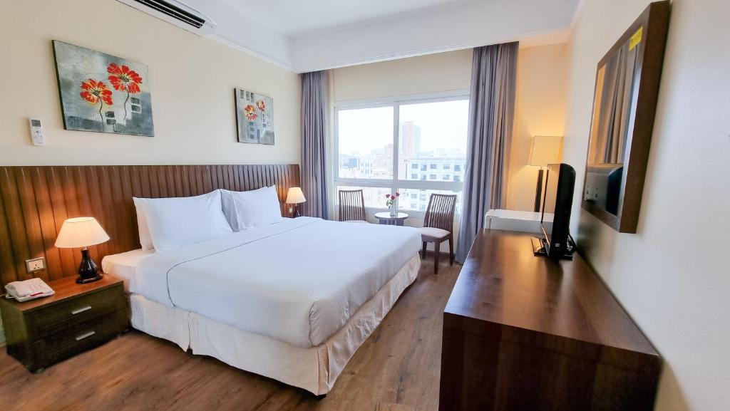 Ein Bett oder Betten in einem Zimmer der Unterkunft Ramada by Wyndham Beach Hotel Ajman