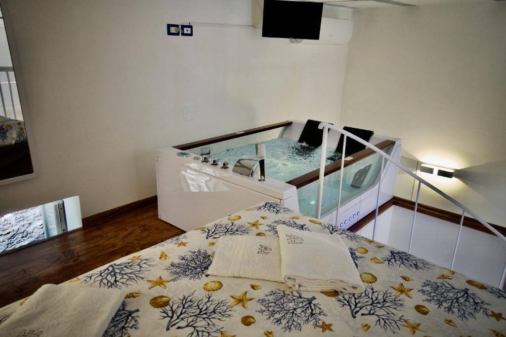 Tempat tidur dalam kamar di Maja Apartment with jacuzzi