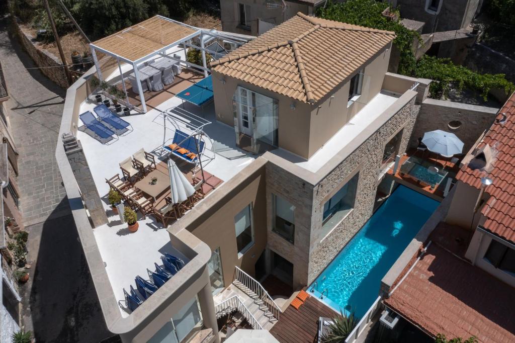 una vista aérea de una casa con piscina en Constantia, en Arménoi