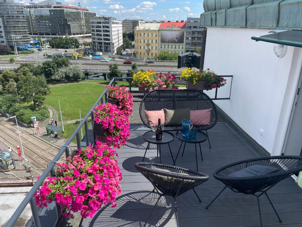 Balkón nebo terasa v ubytování Rooftop Planet Prague Hotel