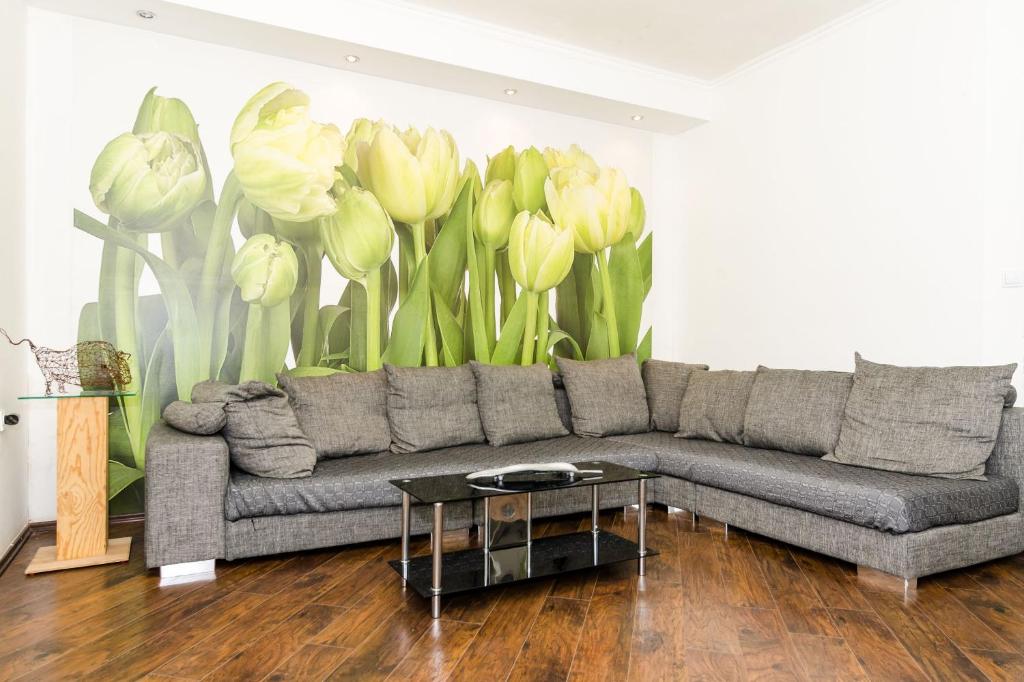 uma sala de estar com um sofá e um mural de flores em Apartments Vanessa em Dubrovnik