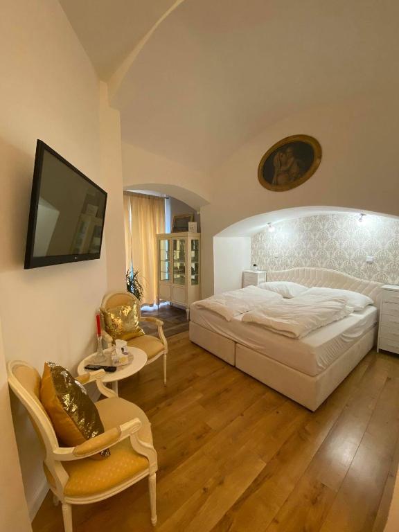 1 dormitorio con 1 cama, mesa y sillas en Apartmány u sv. Michaela en Kadaň