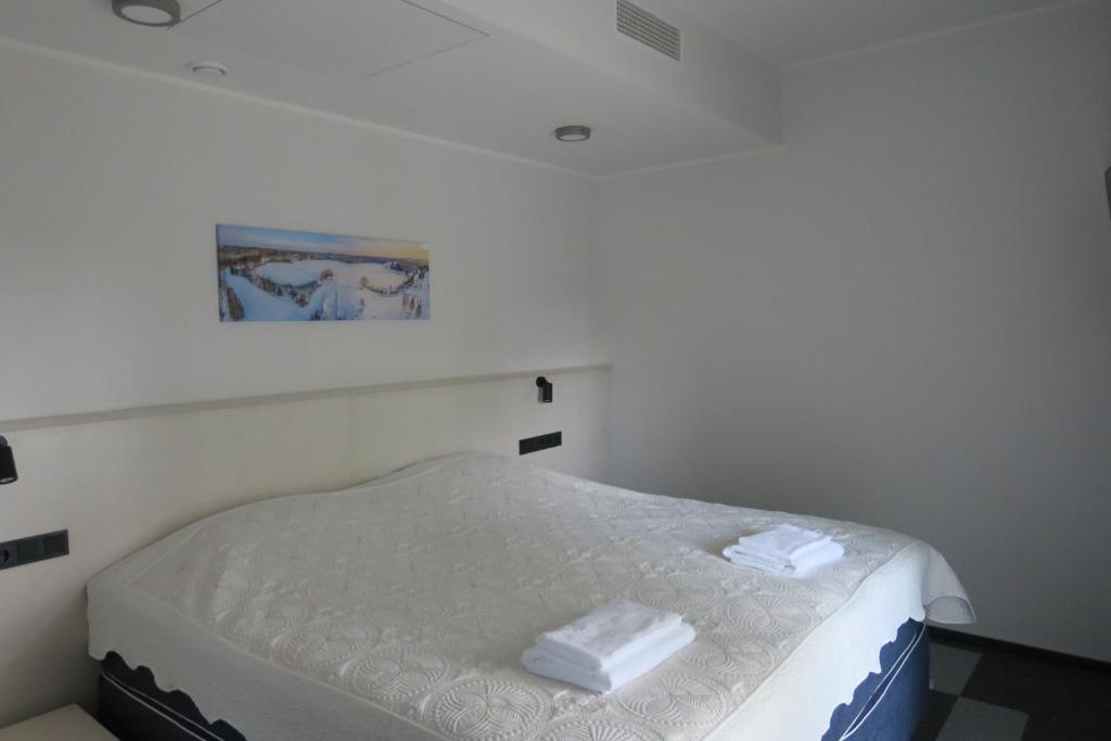 Postel nebo postele na pokoji v ubytování Kääriku Hotel