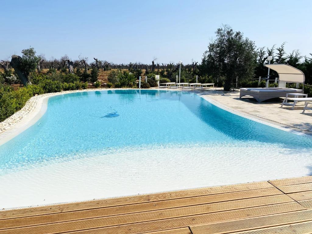 ナルドにある2 bedrooms apartement with shared pool enclosed garden and wifi at Nardo 5 km away from the beachの青い水の大型スイミングプール