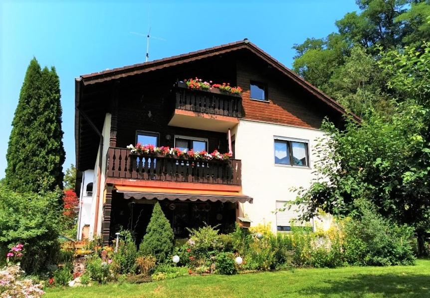 una casa con un balcón con flores. en Ferien bei Fuchs, en Stein