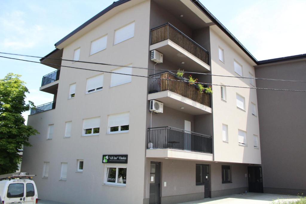 un condominio con un furgone parcheggiato di fronte di VIP Apartment Visoko a Visoko