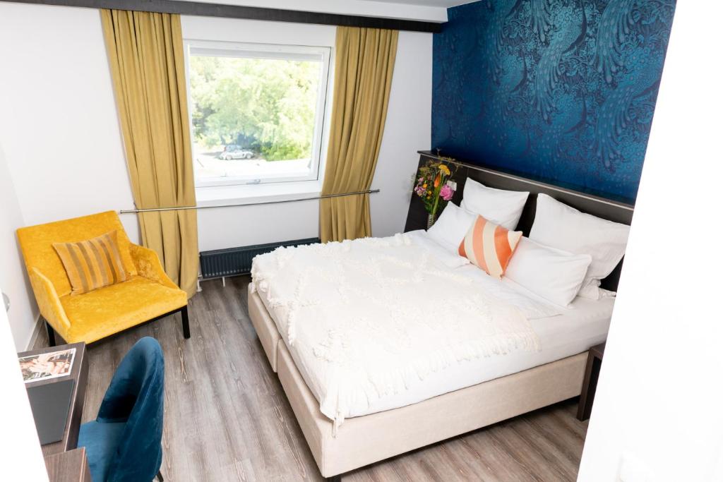 Een bed of bedden in een kamer bij Luxstay Karben - Self-Check-In