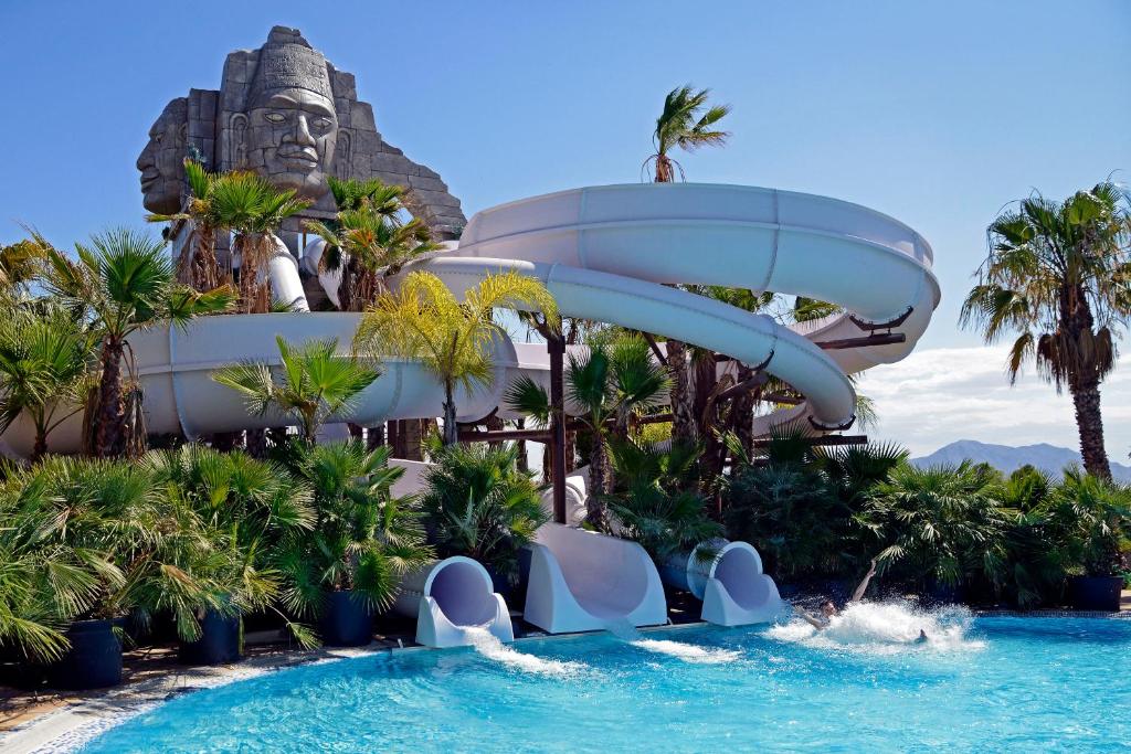 uno scivolo d'acqua presso il resort disneyland di Alannia Costa Blanca a Crevillent