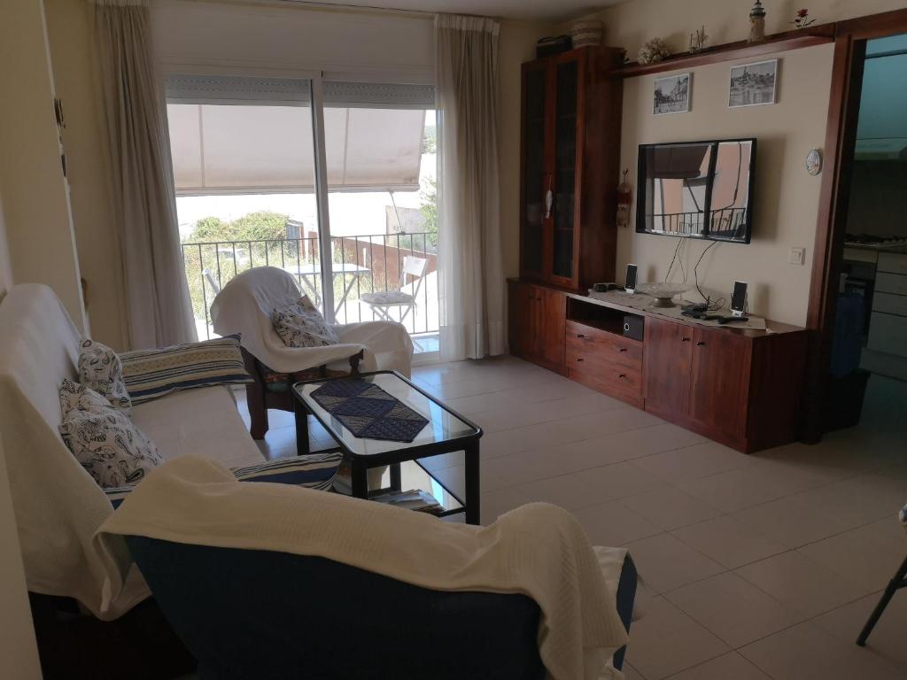 Televízia a/alebo spoločenská miestnosť v ubytovaní LLOGUER30 Apartamento Lotus, piscina y parquing