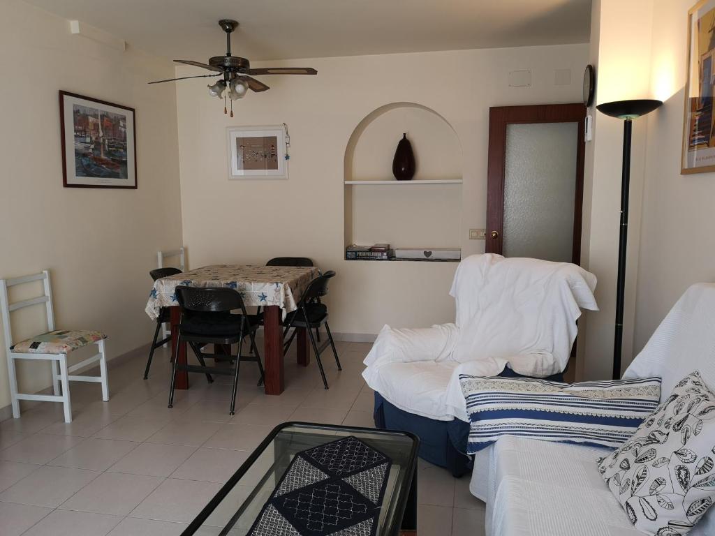 Posedenie v ubytovaní LLOGUER30 Apartamento Lotus, piscina y parquing