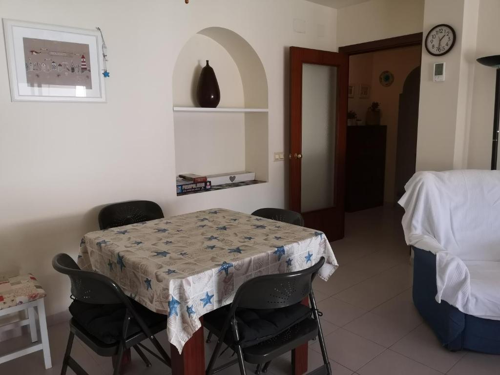 Posteľ alebo postele v izbe v ubytovaní LLOGUER30 Apartamento Lotus, piscina y parquing