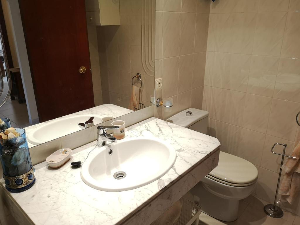 Kúpeľňa v ubytovaní LLOGUER30 Apartamento Lotus, piscina y parquing