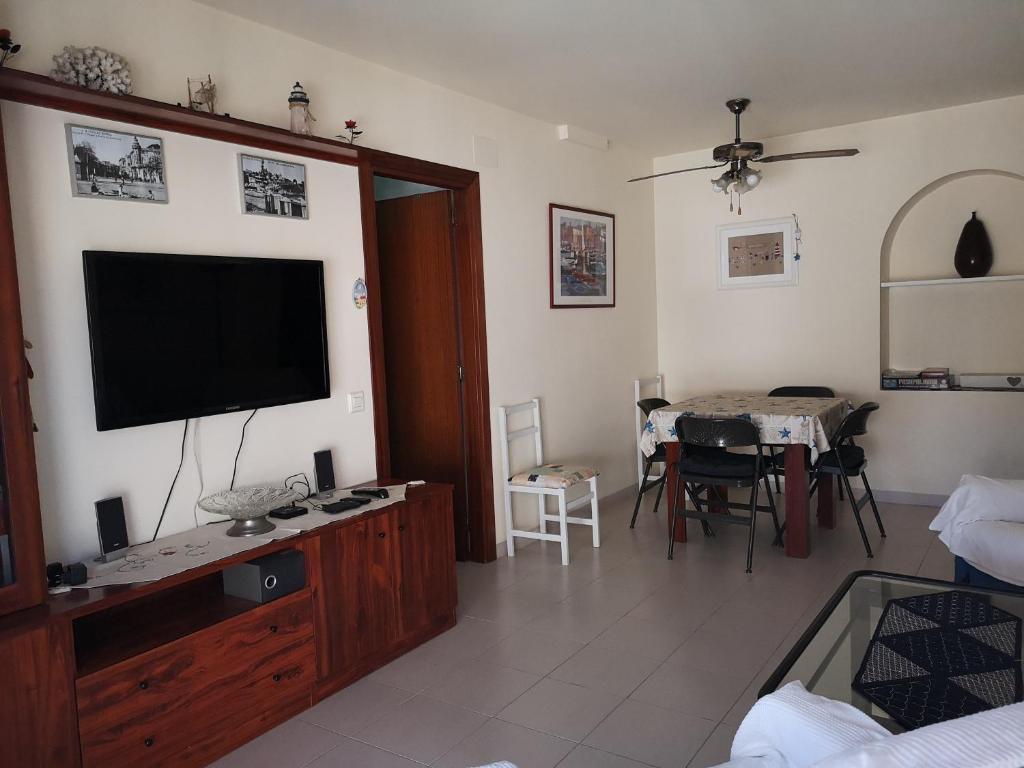 Televízia a/alebo spoločenská miestnosť v ubytovaní LLOGUER30 Apartamento Lotus, piscina y parquing