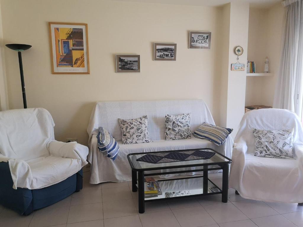 Posedenie v ubytovaní LLOGUER30 Apartamento Lotus, piscina y parquing