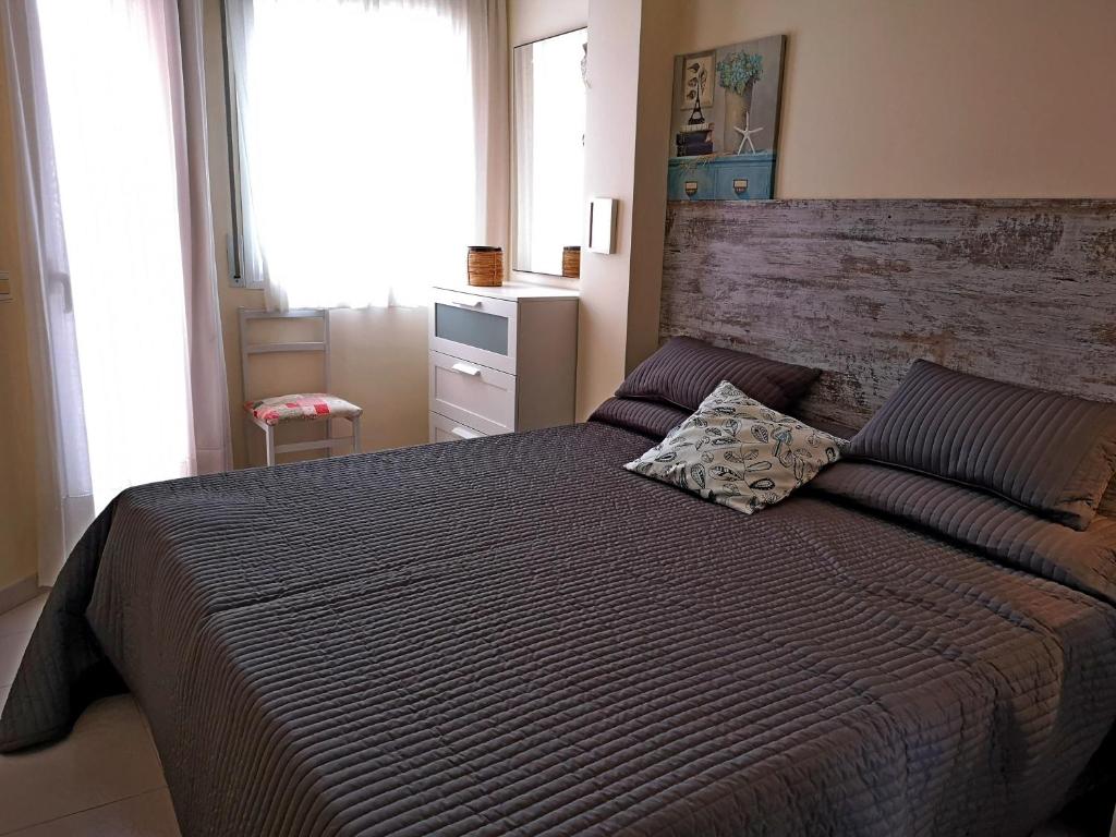 Posteľ alebo postele v izbe v ubytovaní LLOGUER30 Apartamento Lotus, piscina y parquing