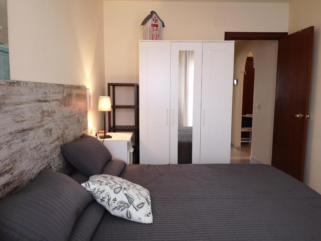 Posteľ alebo postele v izbe v ubytovaní LLOGUER30 Apartamento Lotus, piscina y parquing