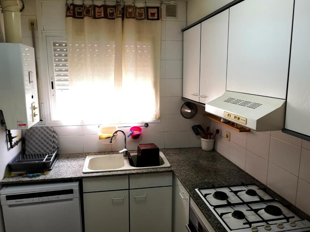 Kuchyňa alebo kuchynka v ubytovaní LLOGUER30 Apartamento Lotus, piscina y parquing