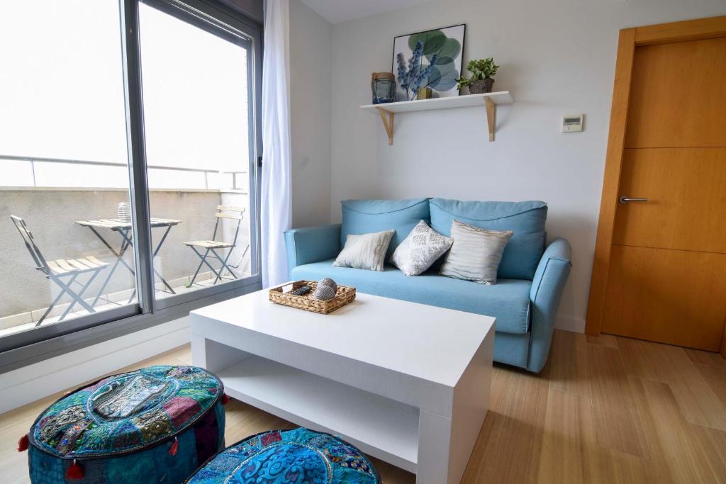 マラガにあるLetmalaga Sea Pacificのリビングルーム(青いソファ、テーブル付)