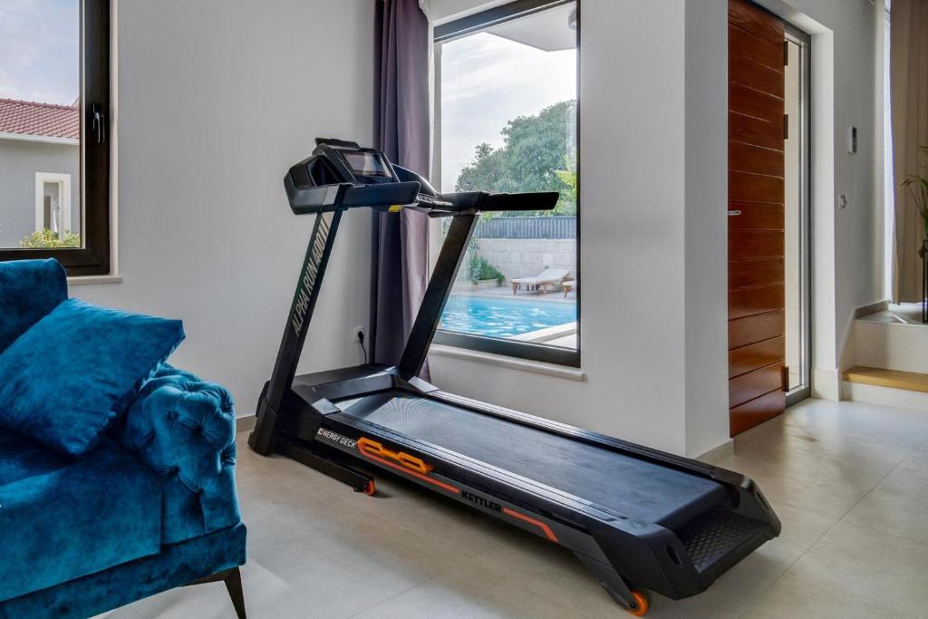 Posilňovňa alebo fitness centrum v ubytovaní NEW! Villa Falcon House, 3-bedroom villa with heated 36 sqm pool, Jacuzzi, Finnish sauna