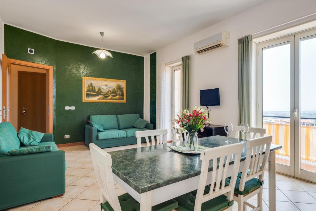 - un salon avec une table et un canapé dans l'établissement Roomy and Bright Apartment with Balconies x6, à Catane
