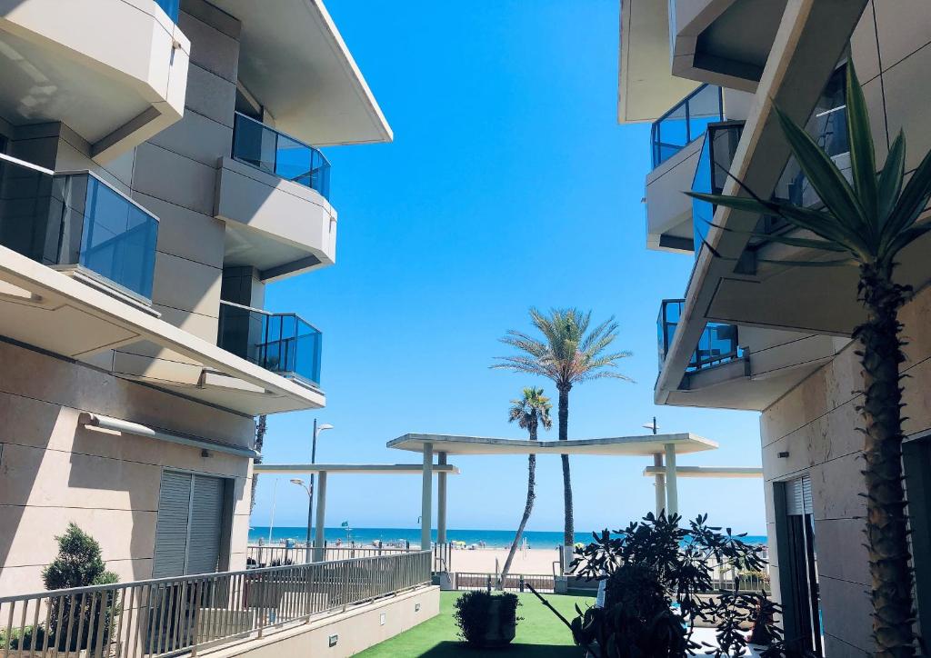 - une vue sur la plage depuis le balcon d'un bâtiment dans l'établissement PATACONA BEACH VISTAS AL MAR, à Valence