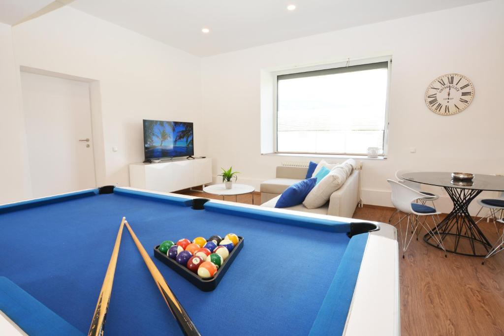 TV a/nebo společenská místnost v ubytování Alpenblick - modernes und großzügiges Apartment