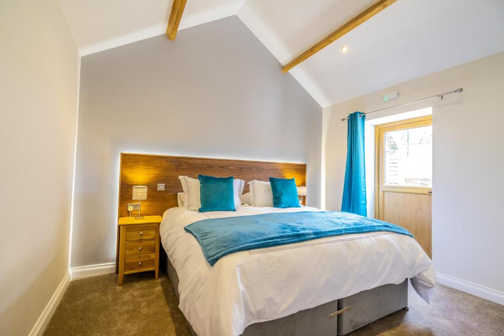 um quarto com uma cama grande e uma janela em Brecks Farm - The Parlour em York