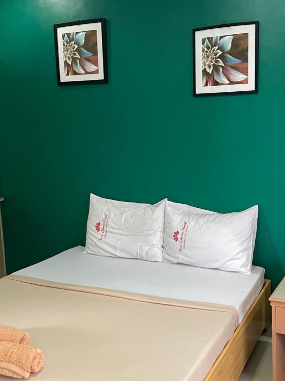Postel nebo postele na pokoji v ubytování Your Choice Hotel