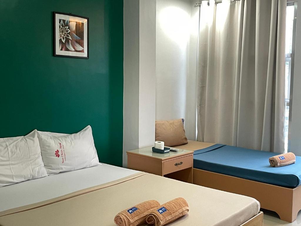 Postel nebo postele na pokoji v ubytování Your Choice Hotel