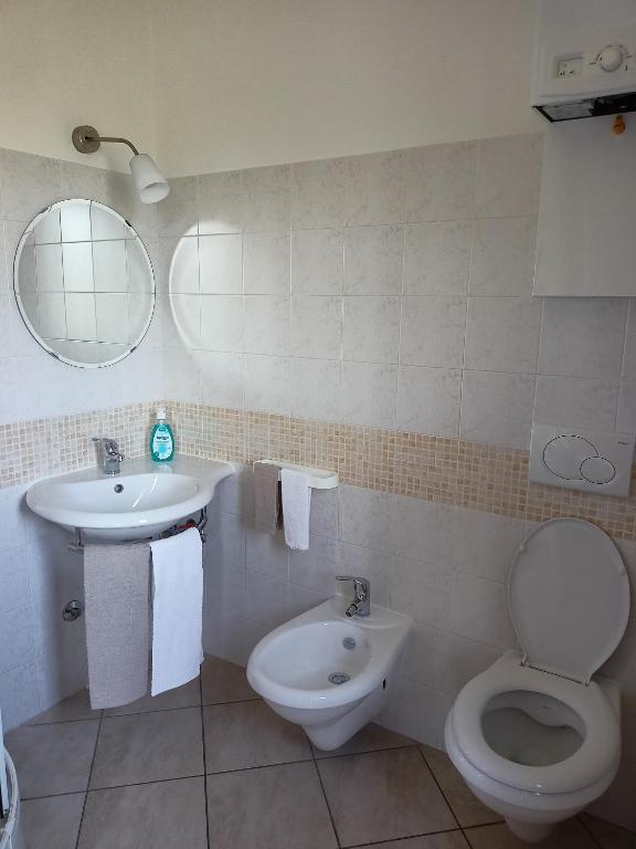 un bagno con un water e un lavandino di Il Faggio 17 B&B ad Artena
