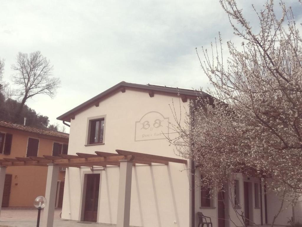 Una casa blanca con el número. en B&B Pane e Rose en San Miniato