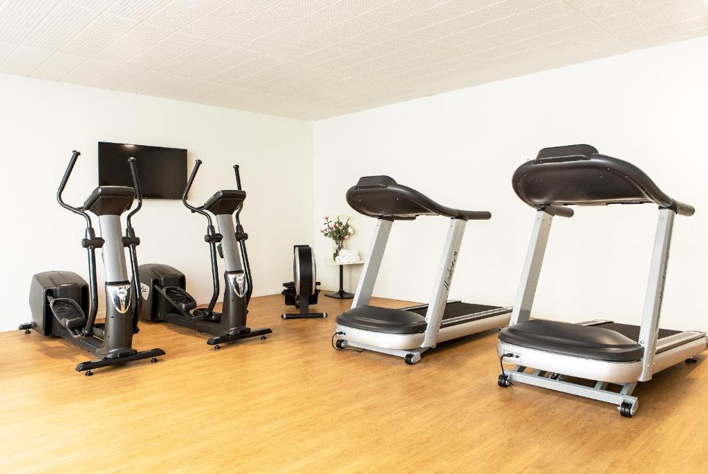 a row of exercise bikes in a room at Residhome Toulouse Ponts Jumeaux in Toulouse