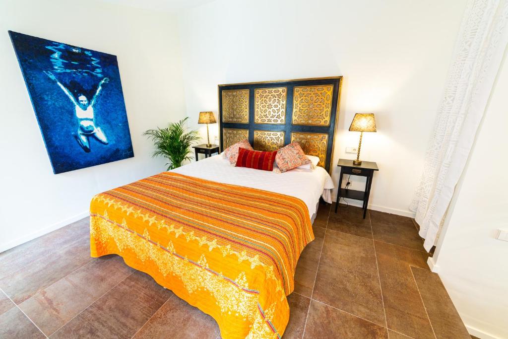 a bedroom with a bed and a painting on the wall at Flor de Mandarina in Sa Pobla