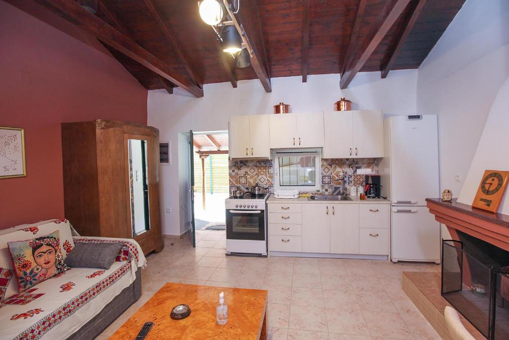 Virtuvė arba virtuvėlė apgyvendinimo įstaigoje Traditional Guesthouse Asimakis Anifion
