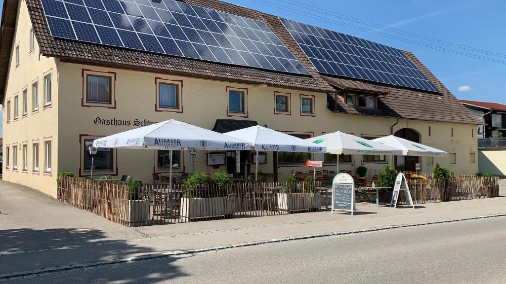 un edificio con paneles solares encima en Schwarzer Adler, en Schwaighausen